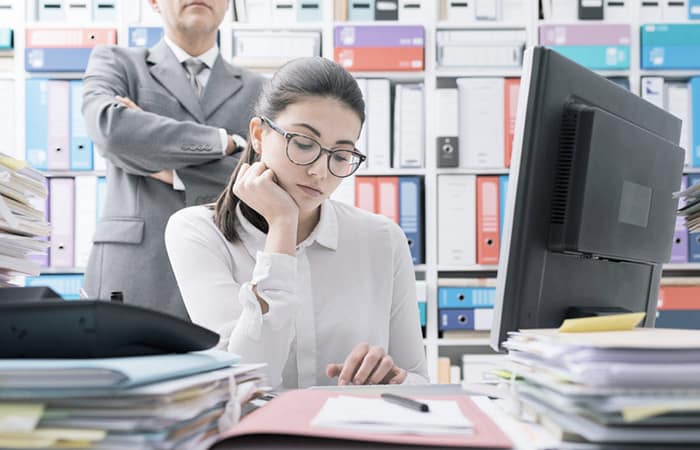 Maniaque du contrôle: Une personnalité empreinte de narcissisme